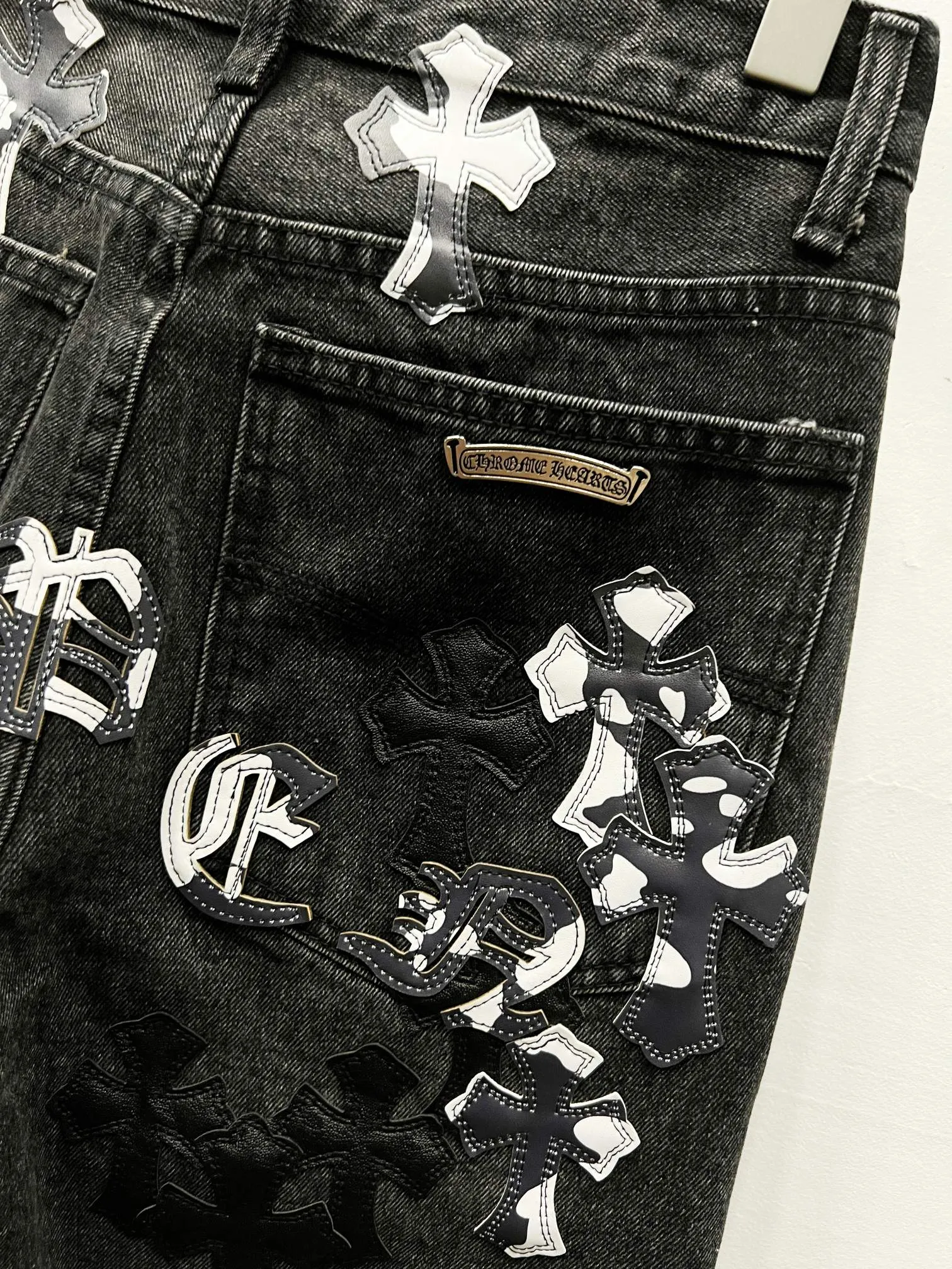 P260 Style number: (C007) Chrome hearts CH co-branded Drak Miami black milk cowhide jeans exude uninhibited personality and unique charm. Every wear and tear is carefully designed to present a unique artistic feel. Made of imported denim fabric, which has undergone heavy industrial washing and destruction treatment, the trousers show a super cool effect on the upper body, allowing you to dominate the fashion stage.  This is more than just a pair of jeans, it is an expression of attitude. With its unique design concept and ultimate pursuit of details, Croxin breaks traditional boundaries and defines the jeans trend in the new era. The trousers are made of double-layer woven fabric with customized hardware. Special Italian cowhide is printed and cut. Customized sheepskin three-layer thick thread leather. The entire body is spliced ​​in heavy water washing. Craftsmen hand-splash ink. You can see the details. Three-dimensional cutting version. Loose and comfortable, not flattering to the figure. Makes taller and slimmer. Seiko factory. Original quality control. Same style for men and women. Can be matched with couples. Versatile recommendation. Must-have jeans for all seasons. Color: black Size: 28-30-32-34